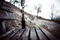 butelka na ławce w mrocznej scenerii